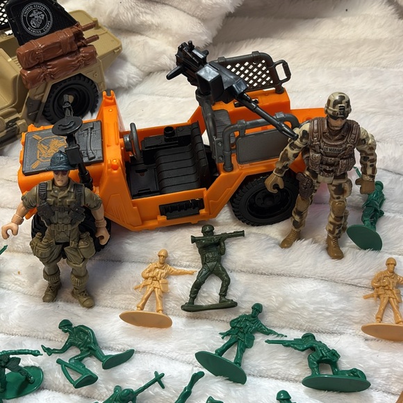 Vintage Military Vehicles and Action Figures Bundle - Picture 3 of 6
